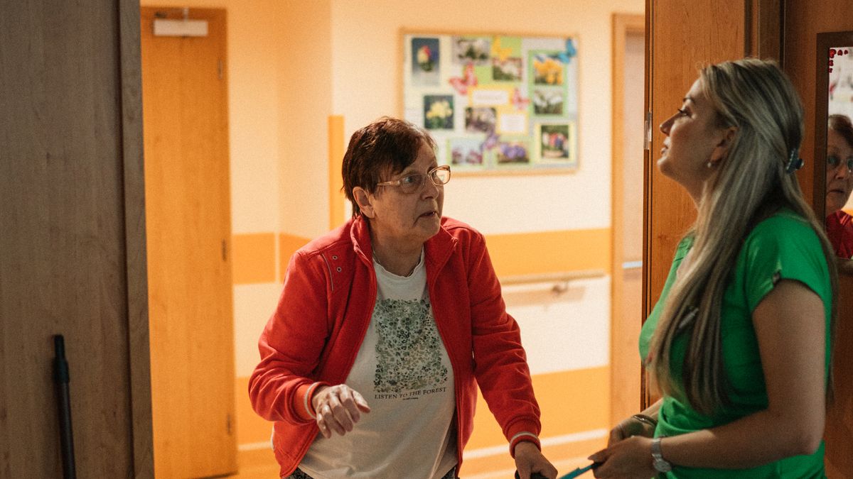 Betreuerin hilft einer Seniorin mit dem Rollator - Verhinderungspflege in Koeln