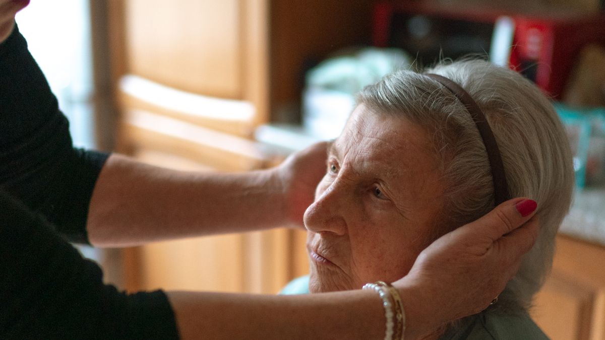 Alltagsbegleiterin betreut eine Seniorin zu Hause in Koeln