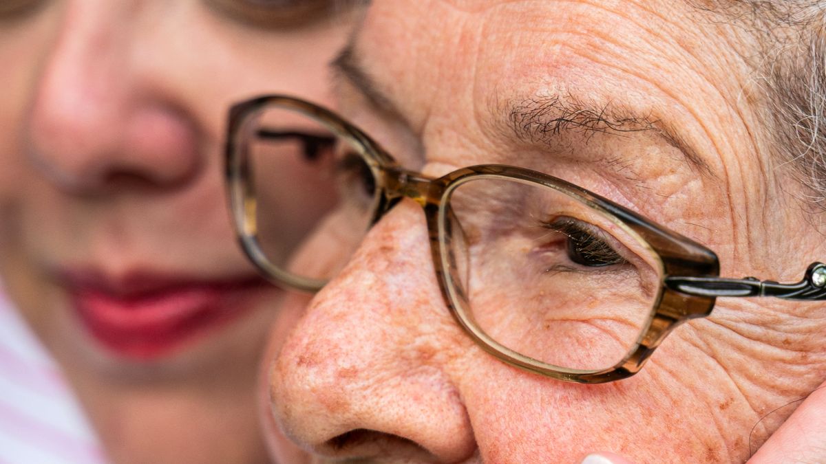 Junge Hand haelt die Hand einer Seniorin - Unterstuetzung im Alltag